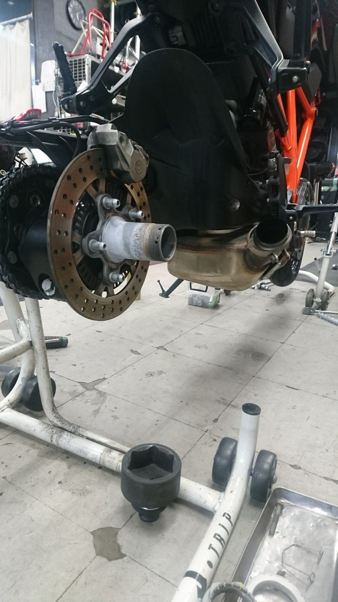 KTM 1290 SUPER DUKE R PIRELLI ディアブロ ロッソコルサ タイヤ交換 - NAPS-ON マガジン